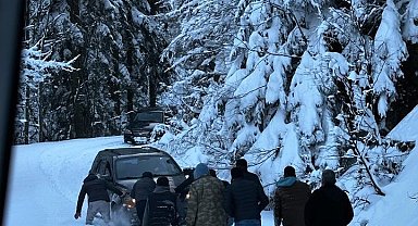 Kamp yaptıkları yaylada mahsur kalan 8 kişiyi off-road ekipleri kurtardı