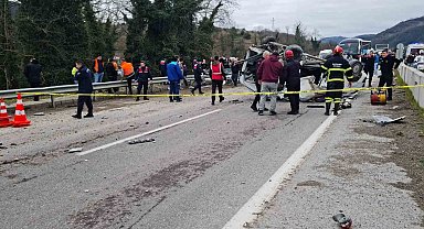 Kamyon, ana yola çıkmak isteyen araca çarptı: 1 ölü, 2 yaralı