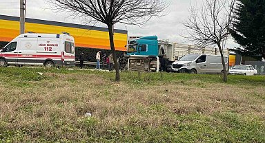 Kamyon ile çarpışan otomobil yan yattı