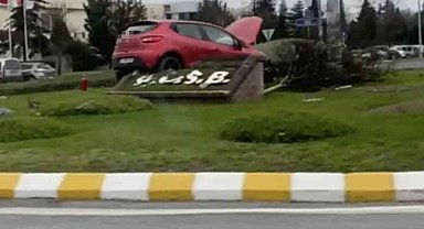 Kamyonet ile çarpışan otomobil dönel kavşağa uçtu: 1 yaralı