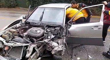 Kamyonet ile çarpışan otomobilde sıkışan yaralıyı itfaiye kurtardı