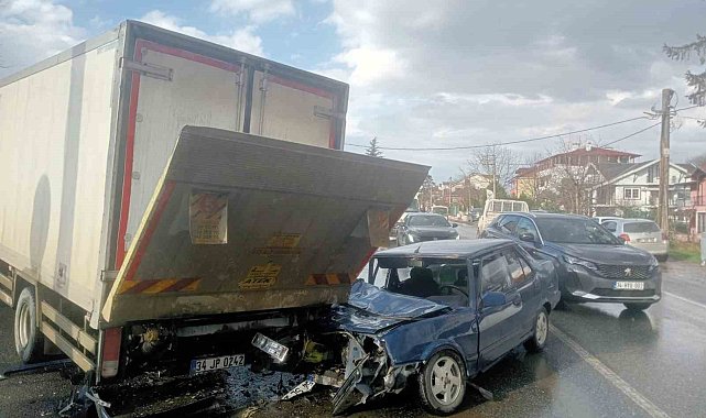 Kamyonetin altına giren Tofaş kağıt gibi ezildi: 1 yaralı