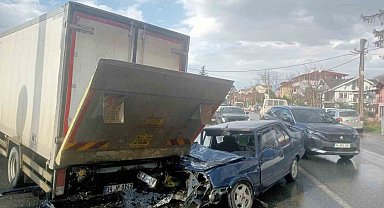 Kamyonetin altına giren Tofaş kağıt gibi ezildi: 1 yaralı
