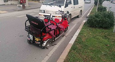 Kamyonetin elektrikli bisiklete çarptığı kazada kimse yaralanmadı