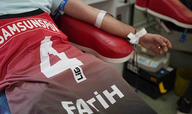 Kan bağışlayan taraftarlara Samsunspor forması ve maç bileti hediye edildi