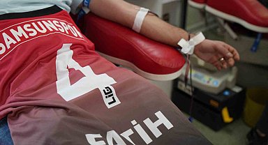 Kan bağışlayan taraftarlara Samsunspor forması ve maç bileti hediye edildi