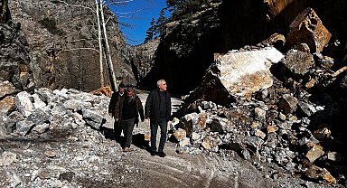 Kapuzbaşı Yolu'ndaki heyelana büyükşehirden anından müdahale