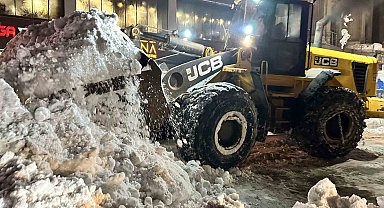 Kar altında kalan çarşı merkezi ekipler tarafından temizlendi