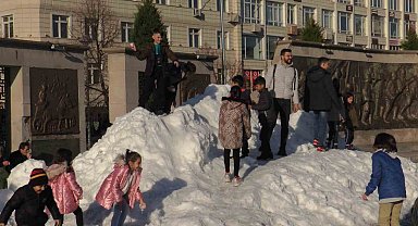 Kar gördüler, kendilerinden geçtiler
