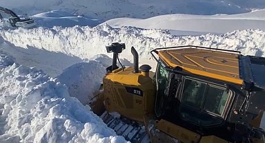Kar kalınlığı 3 metreyi geçti, dozerler karda kayboldu