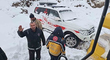 Kar nedeniyle köyde mahsur kalan hasta 2 saatlik çalışmayla hastaneye ulaştırıldı