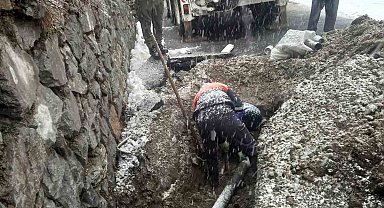 Kar yağışı altında hummalı çalıma
