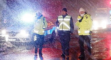 Kar yağışı Balkanlar'dan yurda girdi: Göz gözü görmüyor