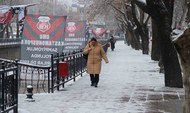 Kar yağışı Kastamonu'yu beyaza bürüdü: Vatandaşlar yeni güne karla uyandı