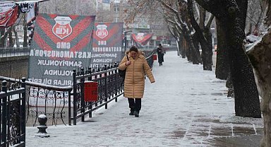 Kar yağışı Kastamonu'yu beyaza bürüdü: Vatandaşlar yeni güne karla uyandı