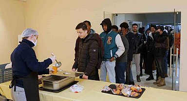 Karabük Üniversitesinde öğrencilere sıcak çorba ikramı
