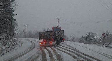 Karabük'te kar yağışı sürücülere zor anlar yaşatıyor