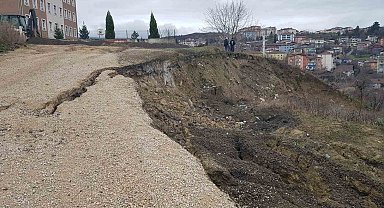 Karabük'te okul bahçelerine yakın alanda toprak kayması devam ediyor