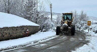 Karakoçan ilçesinde karla mücadele çalışması sürüyor