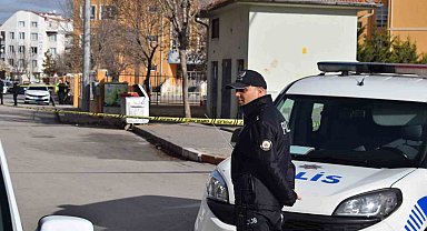 Karaman'da okulun bahçe duvarına bırakılan kadın çantası polisi alarma geçirdi