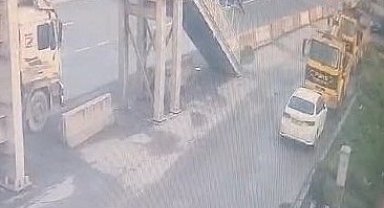 Kararsız sürücü bariyere çarptı: O anlar kamerada