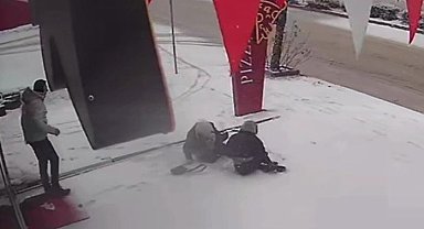 Karda kayıp düşenler kameraya böyle yansıdı