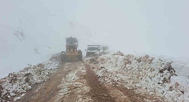 Karda mahsur kalan araçlar kurtarıldı