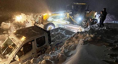 Karda mahsur kalan arıcılar 24 saat sonra kurtarıldı