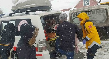 Kardan yolu kapanan köyde rahatsızlanan çocuk için ekipler seferber oldu