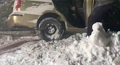 Karla kaplanan yayla yolunda otomobili ile mahsur kaldı
