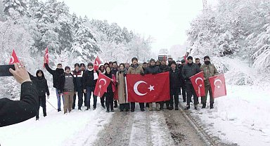 Karlı havada şehit Mehmetçikler için yürüdüler
