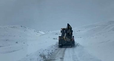 Karlı yolları aşan ekipler, hastaların yardımına ulaştı