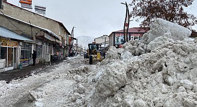Karlıova'da günde 40 kamyon kar ilçe dışına atılıyor