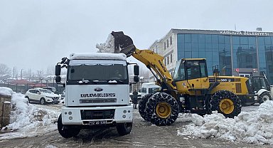Karlıova'da iki hafta içinde 500 kamyona yakın kar ilçe dışına atıldı