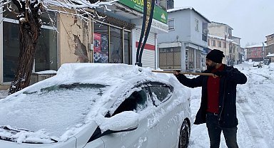 Karlıova'da kar çilesi devam ediyor