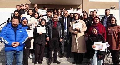 Karnelerini alan geleceğin Moda Tasarımcıları bursla ödüllendirildi