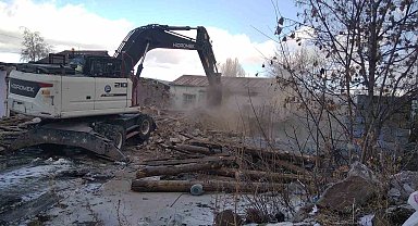 Kars Belediyesi metruk binaları tek tek yıkıyor