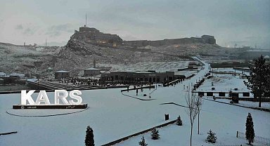 Kars beyaz gelinliğini giydi: Kentte 1 aydır beklenen kar yağdı
