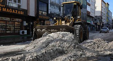 Kars'ta belediyenin karla mücadele mesaisi başladı