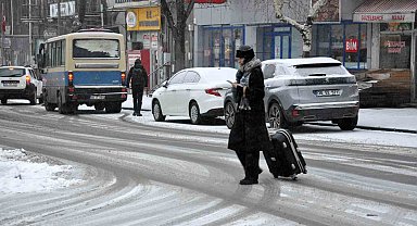 Kars'ta kar yağışı hayatı olumsuz etkiledi