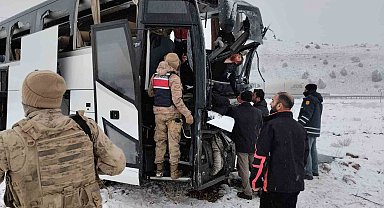 Kars'ta yolcu otobüsü kaza yaptı: 2 ölü, 8 yaralı