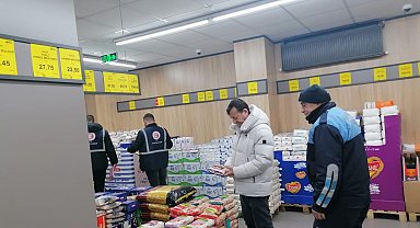 Kars'ta zincir marketlerde fiyat denetimi yapıldı