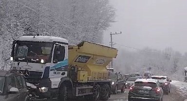 Kartepe'ye akın eden kayakseverler uzun araç kuyrukları oluşturdu