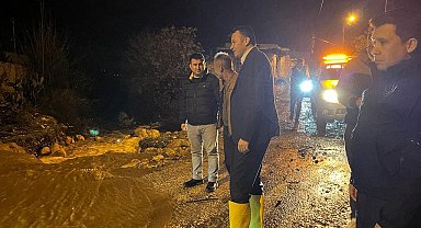 Kaş Belediyesi ekipleri etkili olan yağış sonrası sahaya indi