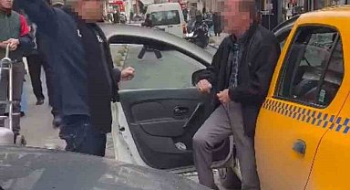 Kasımpaşa'da taksiciyle yumruklu yol verme kavgası kamerada: "10 kişi bir adama mı giriyorsunuz"
