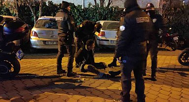 Kavgayı ayırmaya çalışanlara sataşınca bıçakla yaralandı