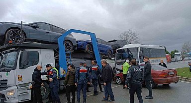 Kavşağa dönen tır anaokulu servisine çarptı, facianın eşiğinden dönüldü