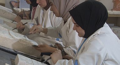 Kaybolmaya yüz tutan taş oymacılığı mesleğinde yeni ustalar yetişiyor