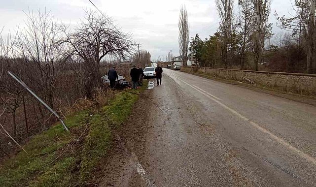 Kayganlaşan yolda direksiyon hakimiyetini kaybetti