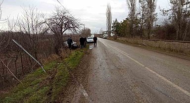 Kayganlaşan yolda direksiyon hakimiyetini kaybetti